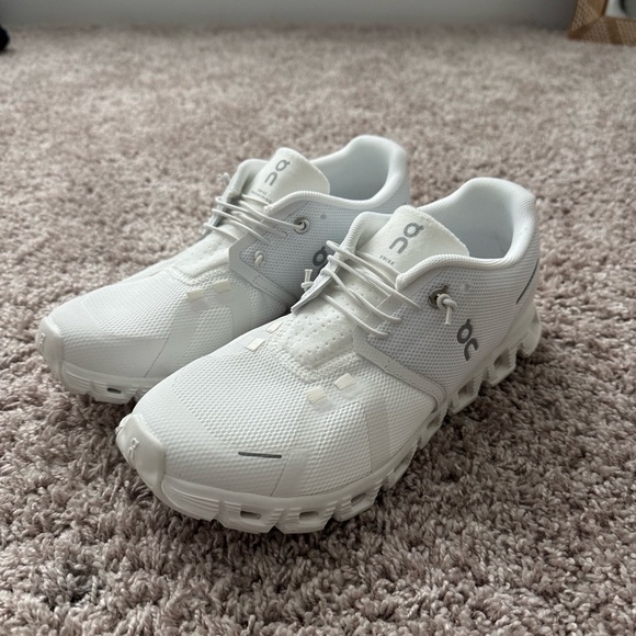 NWT On Cloud 5 Sneakers - All White Size 7.5 - Picture 3 of 5